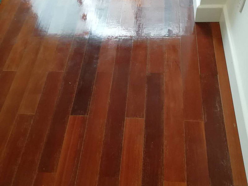 地板翻新打蠟：1）使用大型地板翻新機械數(shù)次打磨除去漆層、表層、木質(zhì)層約0.5毫米，再經(jīng)仔細(xì)砂光使地板表面細(xì)膩、光滑達(dá)到全新狀態(tài)。地板邊角使用小型角磨機進(jìn)行打磨達(dá)到整體平滑效果。 （2）將原有的邊縫透明膩子剔除，重新封縫，再將整面地板封上底漆，待干。 （3）待底漆干后，刷第一遍面漆，待干。 （4）用水砂紙仔細(xì)研磨，將面層磨至略感粗糙，除去粉。 （5）按以上程序刷三至四遍面漆，最后一遍不必研磨。 （6）待最后一遍面漆全干后打上地板蠟即可。