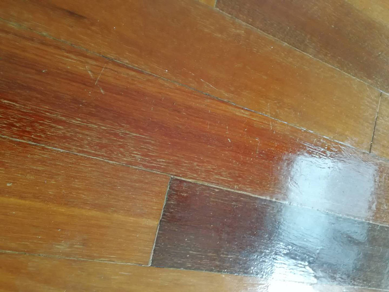 地板翻新打蠟：1）使用大型地板翻新機械數(shù)次打磨除去漆層、表層、木質(zhì)層約0.5毫米，再經(jīng)仔細(xì)砂光使地板表面細(xì)膩、光滑達(dá)到全新狀態(tài)。地板邊角使用小型角磨機進(jìn)行打磨達(dá)到整體平滑效果。 （2）將原有的邊縫透明膩子剔除，重新封縫，再將整面地板封上底漆，待干。 （3）待底漆干后，刷第一遍面漆，待干。 （4）用水砂紙仔細(xì)研磨，將面層磨至略感粗糙，除去粉。 （5）按以上程序刷三至四遍面漆，最后一遍不必研磨。 （6）待最后一遍面漆全干后打上地板蠟即可。