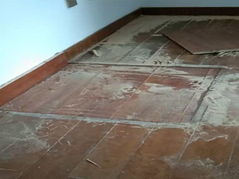 地板翻新打蠟：1）使用大型地板翻新機械數(shù)次打磨除去漆層、表層、木質(zhì)層約0.5毫米，再經(jīng)仔細(xì)砂光使地板表面細(xì)膩、光滑達(dá)到全新狀態(tài)。地板邊角使用小型角磨機進(jìn)行打磨達(dá)到整體平滑效果。 （2）將原有的邊縫透明膩子剔除，重新封縫，再將整面地板封上底漆，待干。 （3）待底漆干后，刷第一遍面漆，待干。 （4）用水砂紙仔細(xì)研磨，將面層磨至略感粗糙，除去粉。 （5）按以上程序刷三至四遍面漆，最后一遍不必研磨。 （6）待最后一遍面漆全干后打上地板蠟即可。