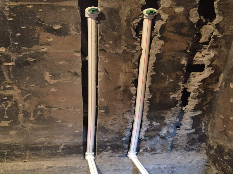 衛(wèi)生間水電改造：既然是改造，肯定是對(duì)衛(wèi)生間的格局或是衛(wèi)浴設(shè)施、地磚、墻磚等地方不滿意，但在改造之前你需要將這些不滿意的地方進(jìn)行拆除，且拆除之后的垃圾也要及時(shí)清理，避免阻礙施工進(jìn)程。將不需要或是不滿意的地方進(jìn)行拆除后，留下的成品需要進(jìn)行施工保護(hù)，防止磕碰到，還可防止被上面的重物或是棱角碰壞。水電改造可謂是改造衛(wèi)生間的重點(diǎn)，衛(wèi)生間原有的水電路管線往往有許多不合理的布局，所以在改造過程中要對(duì)原有的水電路進(jìn)行徹查，看是否存在銹蝕、老化等情況，若有，則需要更換新的電路、水路，如果線路良好，且沒有多大的問題，則只需要添加刪減線路就可以了。同時(shí)在改造的時(shí)候最好能做到以后維修和保養(yǎng)都比較方便，然后將其做好隱蔽處理。