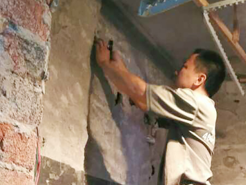 衛(wèi)生間水電改造：既然是改造，肯定是對(duì)衛(wèi)生間的格局或是衛(wèi)浴設(shè)施、地磚、墻磚等地方不滿意，但在改造之前你需要將這些不滿意的地方進(jìn)行拆除，且拆除之后的垃圾也要及時(shí)清理，避免阻礙施工進(jìn)程。將不需要或是不滿意的地方進(jìn)行拆除后，留下的成品需要進(jìn)行施工保護(hù)，防止磕碰到，還可防止被上面的重物或是棱角碰壞。水電改造可謂是改造衛(wèi)生間的重點(diǎn)，衛(wèi)生間原有的水電路管線往往有許多不合理的布局，所以在改造過程中要對(duì)原有的水電路進(jìn)行徹查，看是否存在銹蝕、老化等情況，若有，則需要更換新的電路、水路，如果線路良好，且沒有多大的問題，則只需要添加刪減線路就可以了。同時(shí)在改造的時(shí)候最好能做到以后維修和保養(yǎng)都比較方便，然后將其做好隱蔽處理。