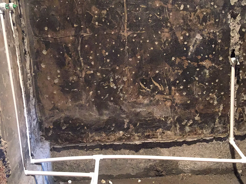 衛(wèi)生間水電改造：既然是改造，肯定是對(duì)衛(wèi)生間的格局或是衛(wèi)浴設(shè)施、地磚、墻磚等地方不滿意，但在改造之前你需要將這些不滿意的地方進(jìn)行拆除，且拆除之后的垃圾也要及時(shí)清理，避免阻礙施工進(jìn)程。將不需要或是不滿意的地方進(jìn)行拆除后，留下的成品需要進(jìn)行施工保護(hù)，防止磕碰到，還可防止被上面的重物或是棱角碰壞。水電改造可謂是改造衛(wèi)生間的重點(diǎn)，衛(wèi)生間原有的水電路管線往往有許多不合理的布局，所以在改造過程中要對(duì)原有的水電路進(jìn)行徹查，看是否存在銹蝕、老化等情況，若有，則需要更換新的電路、水路，如果線路良好，且沒有多大的問題，則只需要添加刪減線路就可以了。同時(shí)在改造的時(shí)候最好能做到以后維修和保養(yǎng)都比較方便，然后將其做好隱蔽處理。