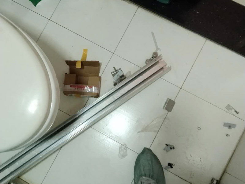 浴室玻璃隔斷拆除：拆除分兩部分，一部分是玻璃隔斷墻，一部分是隔斷玻璃門，一般是先拆玻璃門，拆完后需要主要用包裝保護，以免運輸碰傷，而玻璃墻的拆除可以按照玻璃隔斷安裝的順序倒著來。