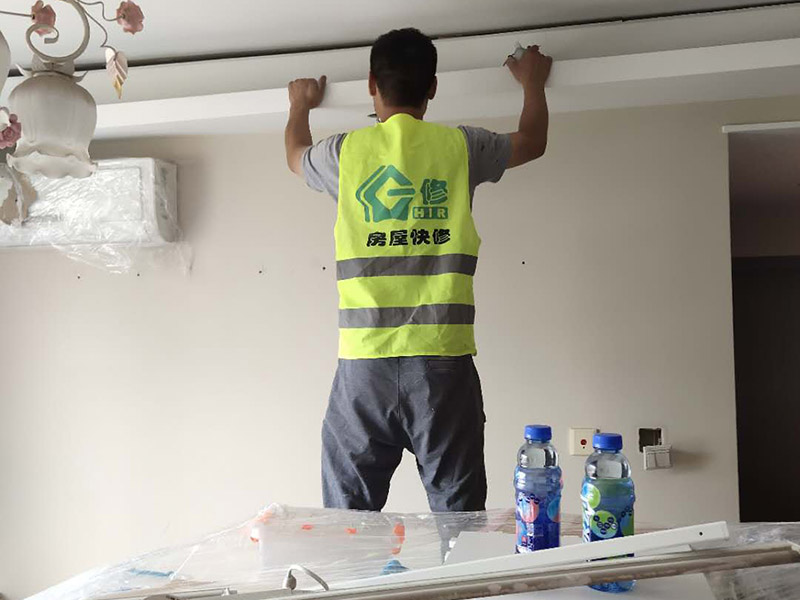 客廳背景墻吊頂拆除：1、原有吊頂裝飾物拆除時，應(yīng)注意盡量拆除干凈，不保留原吊頂裝飾結(jié)構(gòu)。尤其是原吊頂內(nèi)的吊桿、掛件等承載吊頂重量的結(jié)構(gòu)必須拆除，這主要是從今后的安全考慮的。 2、拆除時要先切斷電源，原有的吊頂內(nèi)電路管線盡量拆除，不要再考慮繼續(xù)使用，因為原吊頂內(nèi)電路已經(jīng)基本沒有利用價值。 3、拆除時要考慮原吊頂內(nèi)的設(shè)備和設(shè)施的安全，還有一些住宅是空調(diào)系統(tǒng)，要避免因拆除時不注意損壞管線和設(shè)備。