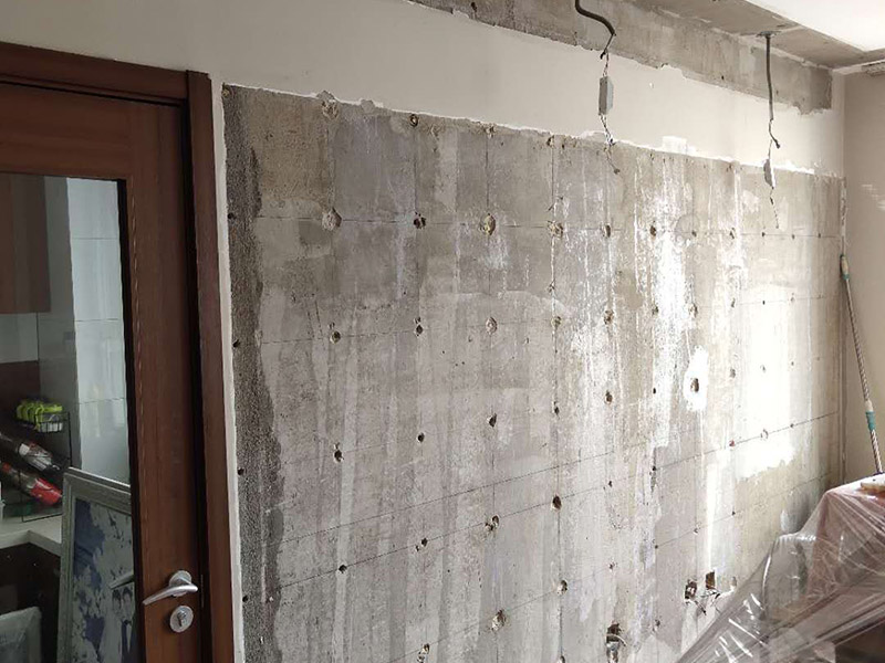 客廳背景墻吊頂拆除：1、原有吊頂裝飾物拆除時，應(yīng)注意盡量拆除干凈，不保留原吊頂裝飾結(jié)構(gòu)。尤其是原吊頂內(nèi)的吊桿、掛件等承載吊頂重量的結(jié)構(gòu)必須拆除，這主要是從今后的安全考慮的。 2、拆除時要先切斷電源，原有的吊頂內(nèi)電路管線盡量拆除，不要再考慮繼續(xù)使用，因為原吊頂內(nèi)電路已經(jīng)基本沒有利用價值。 3、拆除時要考慮原吊頂內(nèi)的設(shè)備和設(shè)施的安全，還有一些住宅是空調(diào)系統(tǒng)，要避免因拆除時不注意損壞管線和設(shè)備。