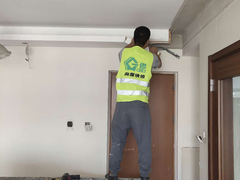 客廳背景墻吊頂拆除：1、原有吊頂裝飾物拆除時，應(yīng)注意盡量拆除干凈，不保留原吊頂裝飾結(jié)構(gòu)。尤其是原吊頂內(nèi)的吊桿、掛件等承載吊頂重量的結(jié)構(gòu)必須拆除，這主要是從今后的安全考慮的。 2、拆除時要先切斷電源，原有的吊頂內(nèi)電路管線盡量拆除，不要再考慮繼續(xù)使用，因為原吊頂內(nèi)電路已經(jīng)基本沒有利用價值。 3、拆除時要考慮原吊頂內(nèi)的設(shè)備和設(shè)施的安全，還有一些住宅是空調(diào)系統(tǒng)，要避免因拆除時不注意損壞管線和設(shè)備。