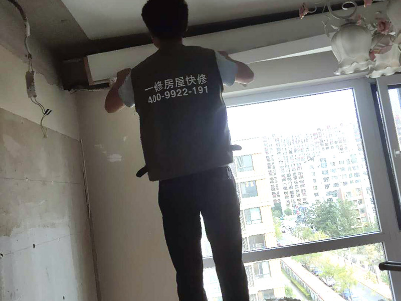 客廳背景墻吊頂拆除：1、原有吊頂裝飾物拆除時，應(yīng)注意盡量拆除干凈，不保留原吊頂裝飾結(jié)構(gòu)。尤其是原吊頂內(nèi)的吊桿、掛件等承載吊頂重量的結(jié)構(gòu)必須拆除，這主要是從今后的安全考慮的。 2、拆除時要先切斷電源，原有的吊頂內(nèi)電路管線盡量拆除，不要再考慮繼續(xù)使用，因為原吊頂內(nèi)電路已經(jīng)基本沒有利用價值。 3、拆除時要考慮原吊頂內(nèi)的設(shè)備和設(shè)施的安全，還有一些住宅是空調(diào)系統(tǒng)，要避免因拆除時不注意損壞管線和設(shè)備。