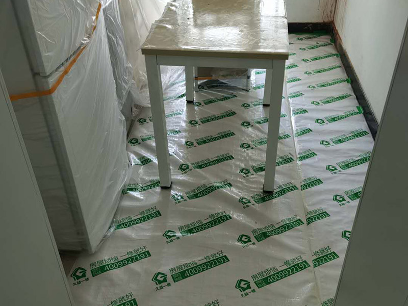 全屋家具成品保護(hù):滿(mǎn)鋪成品瓦楞紙板，再用干凈彩條布滿(mǎn)鋪在普通石膏板上，在彩條布交接處及轉(zhuǎn)角處用膠帶固定，也可選用木芯板或三夾板。材料選用視上人、車(chē)情況而定。 用原門(mén)框保護(hù)膜，或者多層板或密度板，報(bào)紙，美紋紙保護(hù)。