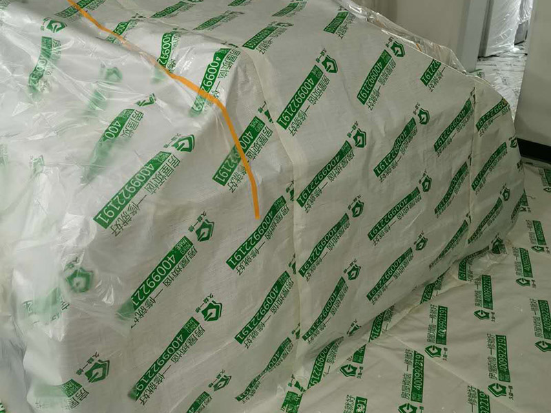 全屋家具成品保護(hù):滿(mǎn)鋪成品瓦楞紙板，再用干凈彩條布滿(mǎn)鋪在普通石膏板上，在彩條布交接處及轉(zhuǎn)角處用膠帶固定，也可選用木芯板或三夾板。材料選用視上人、車(chē)情況而定。 用原門(mén)框保護(hù)膜，或者多層板或密度板，報(bào)紙，美紋紙保護(hù)。