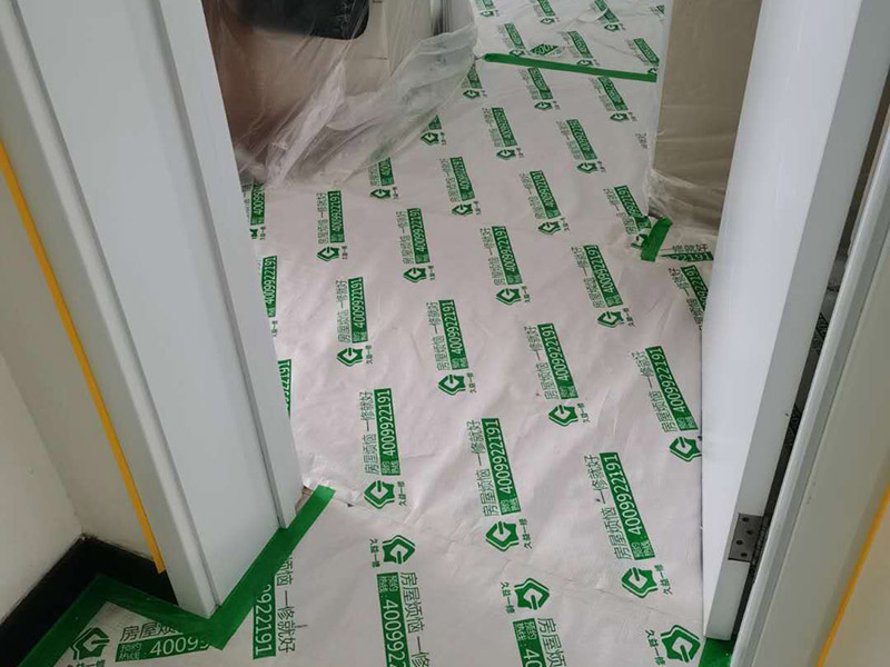 全屋家具成品保護(hù):滿(mǎn)鋪成品瓦楞紙板，再用干凈彩條布滿(mǎn)鋪在普通石膏板上，在彩條布交接處及轉(zhuǎn)角處用膠帶固定，也可選用木芯板或三夾板。材料選用視上人、車(chē)情況而定。 用原門(mén)框保護(hù)膜，或者多層板或密度板，報(bào)紙，美紋紙保護(hù)。