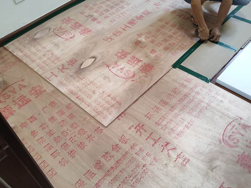 地板保護(hù)施工: 在進(jìn)行家居裝修的過(guò)程中，首先完成的就是地面的鋪設(shè)。因此，我們?cè)谶M(jìn)行其余施工時(shí)一定要注意對(duì)剛鋪好的地板進(jìn)行保護(hù)。而在裝修時(shí)灰塵是一定避免不了的，為了防止嶄新的地板被沾染灰塵以及施工團(tuán)隊(duì)人員等的腳印，最好先在地板上鋪一層防塵布等作為保護(hù)膜。除此之外，還是要在一天裝修結(jié)束后的時(shí)間里對(duì)防塵布等進(jìn)行灰塵的清除和家居保養(yǎng)工作，特別是灰塵堆積過(guò)厚的地方，以免將來(lái)裝修結(jié)束后因?yàn)榛覊m過(guò)多清理時(shí)意外污染地板。