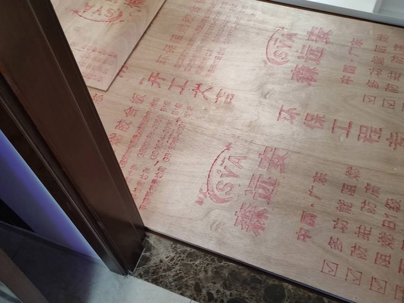 地板保護(hù)施工: 在進(jìn)行家居裝修的過(guò)程中，首先完成的就是地面的鋪設(shè)。因此，我們?cè)谶M(jìn)行其余施工時(shí)一定要注意對(duì)剛鋪好的地板進(jìn)行保護(hù)。而在裝修時(shí)灰塵是一定避免不了的，為了防止嶄新的地板被沾染灰塵以及施工團(tuán)隊(duì)人員等的腳印，最好先在地板上鋪一層防塵布等作為保護(hù)膜。除此之外，還是要在一天裝修結(jié)束后的時(shí)間里對(duì)防塵布等進(jìn)行灰塵的清除和家居保養(yǎng)工作，特別是灰塵堆積過(guò)厚的地方，以免將來(lái)裝修結(jié)束后因?yàn)榛覊m過(guò)多清理時(shí)意外污染地板。