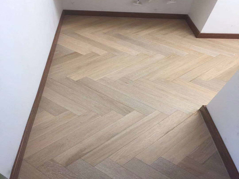 臥室地板局部修補(bǔ)：目前地板的修復(fù)方式大致可分為三種，一種是漆面修復(fù);一種是局部破壞，重裝修復(fù);另外一種是整體重裝修復(fù)。而地磚的修復(fù)方式僅限于局部破換，重裝修復(fù)和整體重裝修復(fù)兩種。這些修復(fù)方式各有利弊，選擇時(shí)要區(qū)別對(duì)待，除了重新鋪裝，但比較耗時(shí)、耗力以外，任何一種修復(fù)方式都不能使地板或地磚恢復(fù)如初。 局部破壞的修復(fù)方式則需要先將需更換的地板破壞掉，然后徹底取出。用工具將要更換的地板短邊處鑿出一個(gè)縫隙，再用鋸將需更換的地板表面鋸開;然后將分成小片的地板取出，但一定要保證不破壞周圍的地板;然后將拆下的地板周圍