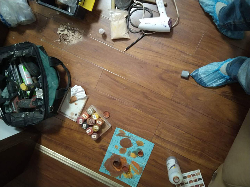 臥室地板局部修補(bǔ)：目前地板的修復(fù)方式大致可分為三種，一種是漆面修復(fù);一種是局部破壞，重裝修復(fù);另外一種是整體重裝修復(fù)。而地磚的修復(fù)方式僅限于局部破換，重裝修復(fù)和整體重裝修復(fù)兩種。這些修復(fù)方式各有利弊，選擇時(shí)要區(qū)別對(duì)待，除了重新鋪裝，但比較耗時(shí)、耗力以外，任何一種修復(fù)方式都不能使地板或地磚恢復(fù)如初。 局部破壞的修復(fù)方式則需要先將需更換的地板破壞掉，然后徹底取出。用工具將要更換的地板短邊處鑿出一個(gè)縫隙，再用鋸將需更換的地板表面鋸開;然后將分成小片的地板取出，但一定要保證不破壞周圍的地板;然后將拆下的地板周圍