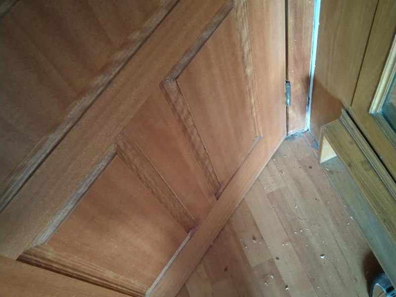 臥室地板局部修補(bǔ)：目前地板的修復(fù)方式大致可分為三種，一種是漆面修復(fù);一種是局部破壞，重裝修復(fù);另外一種是整體重裝修復(fù)。而地磚的修復(fù)方式僅限于局部破換，重裝修復(fù)和整體重裝修復(fù)兩種。這些修復(fù)方式各有利弊，選擇時(shí)要區(qū)別對(duì)待，除了重新鋪裝，但比較耗時(shí)、耗力以外，任何一種修復(fù)方式都不能使地板或地磚恢復(fù)如初。 局部破壞的修復(fù)方式則需要先將需更換的地板破壞掉，然后徹底取出。用工具將要更換的地板短邊處鑿出一個(gè)縫隙，再用鋸將需更換的地板表面鋸開;然后將分成小片的地板取出，但一定要保證不破壞周圍的地板;然后將拆下的地板周圍