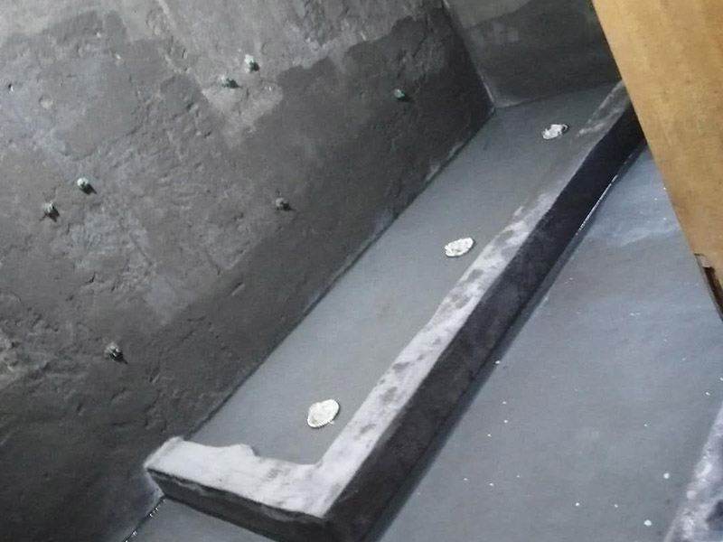 公共衛(wèi)生間裝修：和其它裝修流程一樣，首先要做得就是衛(wèi)生間的水電改造，在設(shè)計(jì)的時(shí)候，建議結(jié)合水路、電路的安全考慮，而且在設(shè)計(jì)的時(shí)候主要與實(shí)用性為主，把防水和電路做好，不然后期出現(xiàn)問題就比較麻煩了，防止安全隱患的發(fā)生。 基礎(chǔ)工程完了以后，就開始做表面主體工程的裝修了，主要包括墻面、地面和頂面的裝修，就是鋪墻磚、貼地磚和做吊頂這些的施工。在施工的時(shí)候按照嚴(yán)格的標(biāo)準(zhǔn)來做，才達(dá)得到預(yù)期的效果。