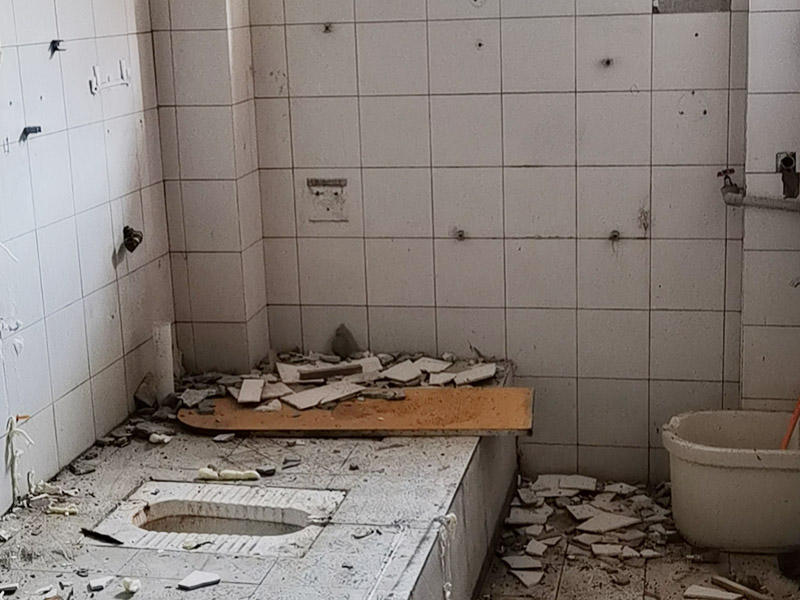 公共衛(wèi)生間裝修：和其它裝修流程一樣，首先要做得就是衛(wèi)生間的水電改造，在設(shè)計(jì)的時(shí)候，建議結(jié)合水路、電路的安全考慮，而且在設(shè)計(jì)的時(shí)候主要與實(shí)用性為主，把防水和電路做好，不然后期出現(xiàn)問題就比較麻煩了，防止安全隱患的發(fā)生。 基礎(chǔ)工程完了以后，就開始做表面主體工程的裝修了，主要包括墻面、地面和頂面的裝修，就是鋪墻磚、貼地磚和做吊頂這些的施工。在施工的時(shí)候按照嚴(yán)格的標(biāo)準(zhǔn)來做，才達(dá)得到預(yù)期的效果。