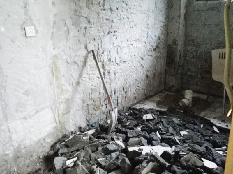 公共衛(wèi)生間裝修：和其它裝修流程一樣，首先要做得就是衛(wèi)生間的水電改造，在設(shè)計(jì)的時(shí)候，建議結(jié)合水路、電路的安全考慮，而且在設(shè)計(jì)的時(shí)候主要與實(shí)用性為主，把防水和電路做好，不然后期出現(xiàn)問題就比較麻煩了，防止安全隱患的發(fā)生。 基礎(chǔ)工程完了以后，就開始做表面主體工程的裝修了，主要包括墻面、地面和頂面的裝修，就是鋪墻磚、貼地磚和做吊頂這些的施工。在施工的時(shí)候按照嚴(yán)格的標(biāo)準(zhǔn)來做，才達(dá)得到預(yù)期的效果。