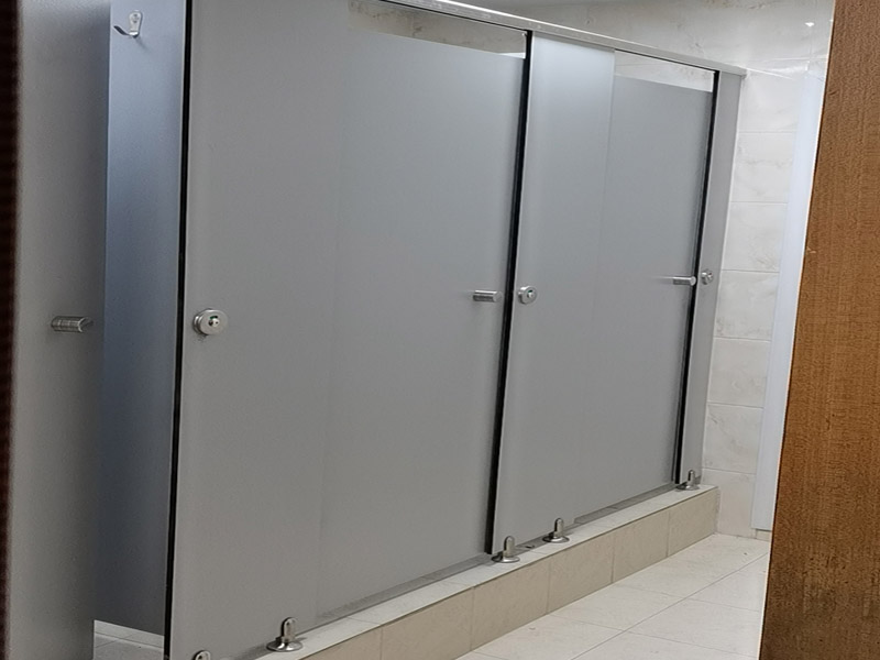 公共衛(wèi)生間裝修：和其它裝修流程一樣，首先要做得就是衛(wèi)生間的水電改造，在設(shè)計(jì)的時(shí)候，建議結(jié)合水路、電路的安全考慮，而且在設(shè)計(jì)的時(shí)候主要與實(shí)用性為主，把防水和電路做好，不然后期出現(xiàn)問題就比較麻煩了，防止安全隱患的發(fā)生。 基礎(chǔ)工程完了以后，就開始做表面主體工程的裝修了，主要包括墻面、地面和頂面的裝修，就是鋪墻磚、貼地磚和做吊頂這些的施工。在施工的時(shí)候按照嚴(yán)格的標(biāo)準(zhǔn)來做，才達(dá)得到預(yù)期的效果。