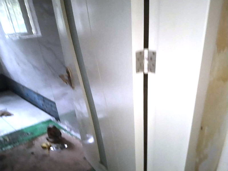 木門打磨翻新：1、卸下把手等裝飾品：把木門上面的把手等裝飾品都卸下來(lái)，防止下一步作業(yè)時(shí)劃傷手，也有利于均勻涂刷木門油漆。 2、打磨：用粗砂紙把需要刷油漆的地方都打磨一遍，注意轉(zhuǎn)角的地方不要打磨的太厲害，保持木門原來(lái)的形狀。用布沾水，弄成半濕狀，把剛打磨完的木門上的粉末都擦干凈。拿細(xì)砂紙?jiān)僦匦麓蚰ヒ槐?，同樣要注意轉(zhuǎn)角處。再用沾水布把粉末清理干凈。 3、刷木門油漆：取油漆、刷子，開油漆蓋。把刷子在油漆桶里沾一下，一次不要沾太多的漆。刷漆的規(guī)則是從上到下，從左到右。注意轉(zhuǎn)角及隱藏處也要刷上漆。