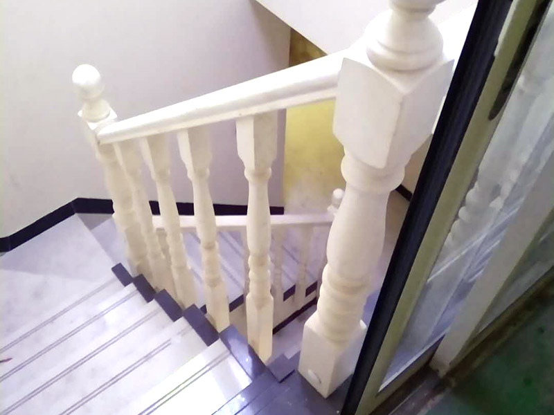 木門打磨翻新：1、卸下把手等裝飾品：把木門上面的把手等裝飾品都卸下來(lái)，防止下一步作業(yè)時(shí)劃傷手，也有利于均勻涂刷木門油漆。 2、打磨：用粗砂紙把需要刷油漆的地方都打磨一遍，注意轉(zhuǎn)角的地方不要打磨的太厲害，保持木門原來(lái)的形狀。用布沾水，弄成半濕狀，把剛打磨完的木門上的粉末都擦干凈。拿細(xì)砂紙?jiān)僦匦麓蚰ヒ槐椋瑯右⒁廪D(zhuǎn)角處。再用沾水布把粉末清理干凈。 3、刷木門油漆：取油漆、刷子，開油漆蓋。把刷子在油漆桶里沾一下，一次不要沾太多的漆。刷漆的規(guī)則是從上到下，從左到右。注意轉(zhuǎn)角及隱藏處也要刷上漆。