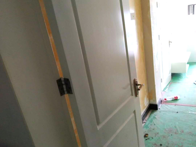 木門打磨翻新：1、卸下把手等裝飾品：把木門上面的把手等裝飾品都卸下來(lái)，防止下一步作業(yè)時(shí)劃傷手，也有利于均勻涂刷木門油漆。 2、打磨：用粗砂紙把需要刷油漆的地方都打磨一遍，注意轉(zhuǎn)角的地方不要打磨的太厲害，保持木門原來(lái)的形狀。用布沾水，弄成半濕狀，把剛打磨完的木門上的粉末都擦干凈。拿細(xì)砂紙?jiān)僦匦麓蚰ヒ槐?，同樣要注意轉(zhuǎn)角處。再用沾水布把粉末清理干凈。 3、刷木門油漆：取油漆、刷子，開油漆蓋。把刷子在油漆桶里沾一下，一次不要沾太多的漆。刷漆的規(guī)則是從上到下，從左到右。注意轉(zhuǎn)角及隱藏處也要刷上漆。