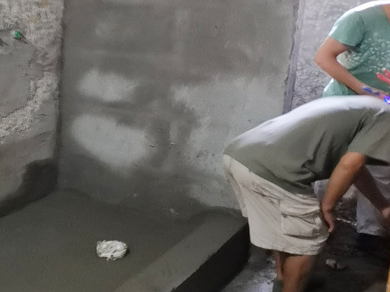 舊衛(wèi)生間裝修翻新：既然是舊衛(wèi)生間改造，那么面臨的就是將老舊的用料去除，重新選擇用料，其實(shí)這是一種浪費(fèi)。眾所周知，衛(wèi)生間是最長(zhǎng)接觸水源的地方，也是家居中最容易潮濕的場(chǎng)地，所以基本在做地板時(shí)，下層都會(huì)鋪設(shè)防水層，業(yè)主在重新鋪設(shè)地磚時(shí)，沒(méi)必要將原有的防水層去除，可以在原有防水層的基礎(chǔ)上加固，這樣將使防水更加的牢固。