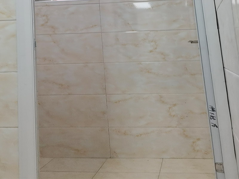 舊衛(wèi)生間裝修翻新：既然是舊衛(wèi)生間改造，那么面臨的就是將老舊的用料去除，重新選擇用料，其實(shí)這是一種浪費(fèi)。眾所周知，衛(wèi)生間是最長(zhǎng)接觸水源的地方，也是家居中最容易潮濕的場(chǎng)地，所以基本在做地板時(shí)，下層都會(huì)鋪設(shè)防水層，業(yè)主在重新鋪設(shè)地磚時(shí)，沒(méi)必要將原有的防水層去除，可以在原有防水層的基礎(chǔ)上加固，這樣將使防水更加的牢固。