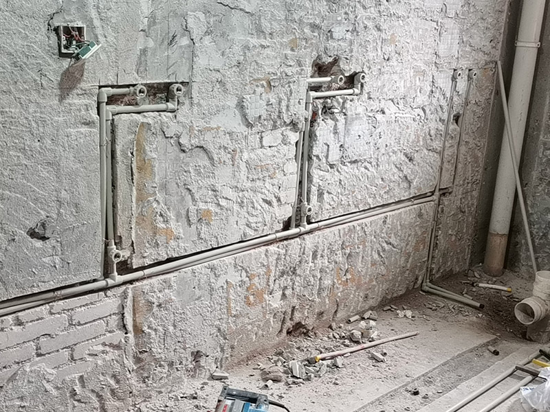 舊衛(wèi)生間裝修翻新：既然是舊衛(wèi)生間改造，那么面臨的就是將老舊的用料去除，重新選擇用料，其實(shí)這是一種浪費(fèi)。眾所周知，衛(wèi)生間是最長(zhǎng)接觸水源的地方，也是家居中最容易潮濕的場(chǎng)地，所以基本在做地板時(shí)，下層都會(huì)鋪設(shè)防水層，業(yè)主在重新鋪設(shè)地磚時(shí)，沒(méi)必要將原有的防水層去除，可以在原有防水層的基礎(chǔ)上加固，這樣將使防水更加的牢固。