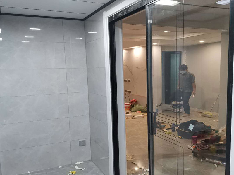 鋁合金滑門安裝：鋁合金門安裝前應先放樣定出三種基準線，作為安裝施工的準備。中心基準線--決定中心位置。水平基準線--決定高度位置。進出基準線--決定內(nèi)外位置。安裝工依照上列的位置，安裝鋁合金門使用線墜，水平尺，定其真正水平，垂直位置后在鋁合金框四周用木楔填緊固定。將固定片埋入混凝土墻或磚墻內(nèi)3-4公分，以1：2水泥砂漿拌合石子固定，固定片固定后，周圍的木楔由安裝工拆除之后以水泥砂漿嵌縫，以免鋁合金框與壁面間產(chǎn)生縫隙滲水。