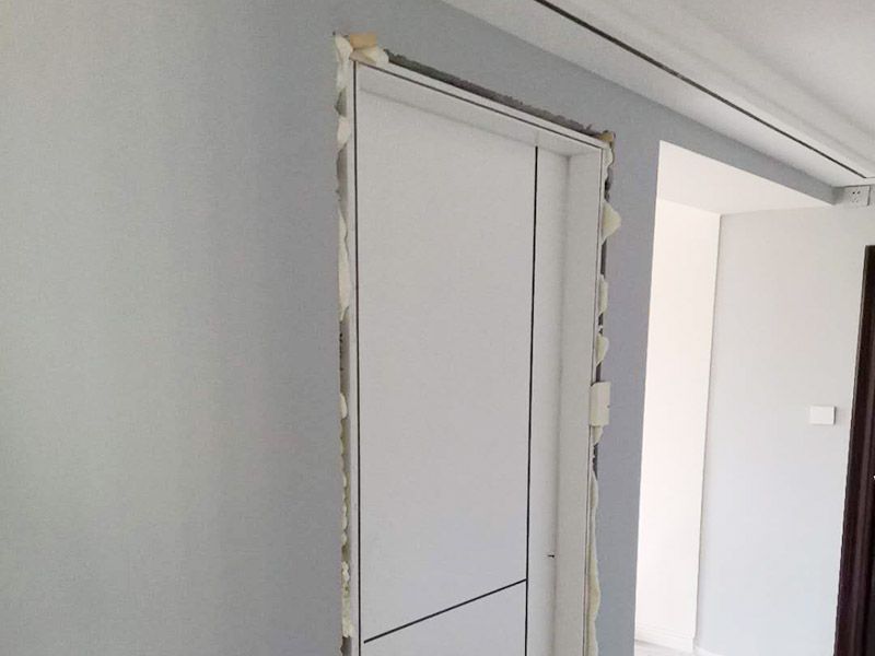 臥室木門安裝：首先要組裝門套。在上一個木門安裝步驟中我們已經(jīng)將木門的各個部件整理好了，所以此時只需要將門套與立板根據(jù)編號接合。接下來將門套安裝進門洞里。應(yīng)該先將門套的四周固定好，要注意門套是否與地面垂直，這時候的木門安裝標準是垂直誤差不可以超過2mm,水平誤差不允許超過1mm。然后就是安裝門扇了，密封條一定要做好。最后是安裝五金，包括門鎖、合頁、門吸等，一定要確保靈活、牢固。