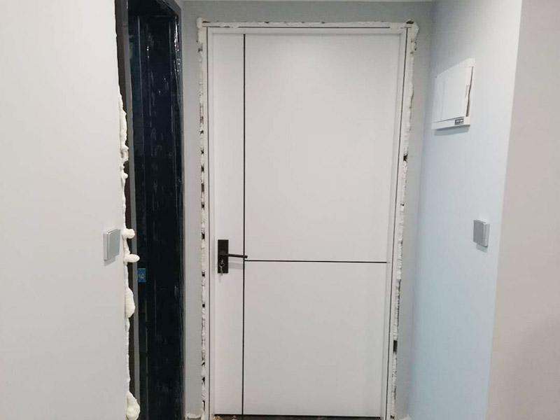 臥室木門安裝：首先要組裝門套。在上一個木門安裝步驟中我們已經(jīng)將木門的各個部件整理好了，所以此時只需要將門套與立板根據(jù)編號接合。接下來將門套安裝進門洞里。應(yīng)該先將門套的四周固定好，要注意門套是否與地面垂直，這時候的木門安裝標準是垂直誤差不可以超過2mm,水平誤差不允許超過1mm。然后就是安裝門扇了，密封條一定要做好。最后是安裝五金，包括門鎖、合頁、門吸等，一定要確保靈活、牢固。