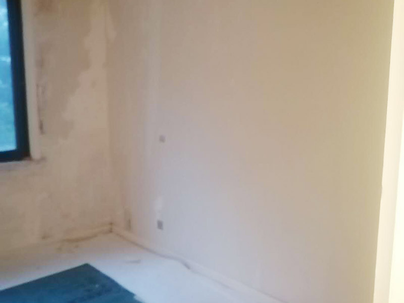 全屋舊墻紙撕除案例：1：在墻面頂部選一塊不顯眼的角落，用美工刀的刀尖將墻紙掀起。2：盡量貼近墻面，捏住墻紙的一角，試著將其從墻面上揭下。朝著自己的方向將墻紙剝離墻面，這樣更容易揭下墻紙。 用美工刀、剃刀片或墻紙刮刀(一種專用工具，在墻紙店可以買到)，沿水平方向將舊墻紙割開，讓溫肥皂水或墻紙剝除劑滲到墻紙的后面，軟化粘合劑，然后就可以從石膏墻上撕除或刮除墻紙了。如要噴涂墻紙剝除劑，需戴上粉刷工面罩，以免吸入化學氣體。