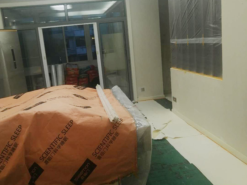 全屋舊墻紙撕除案例：1：在墻面頂部選一塊不顯眼的角落，用美工刀的刀尖將墻紙掀起。2：盡量貼近墻面，捏住墻紙的一角，試著將其從墻面上揭下。朝著自己的方向將墻紙剝離墻面，這樣更容易揭下墻紙。 用美工刀、剃刀片或墻紙刮刀(一種專用工具，在墻紙店可以買到)，沿水平方向將舊墻紙割開，讓溫肥皂水或墻紙剝除劑滲到墻紙的后面，軟化粘合劑，然后就可以從石膏墻上撕除或刮除墻紙了。如要噴涂墻紙剝除劑，需戴上粉刷工面罩，以免吸入化學氣體。