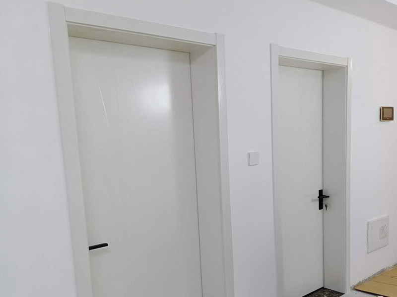 臥室套裝門(mén)安裝：到工地后，先清理干凈門(mén)洞及安裝現(xiàn)場(chǎng)，測(cè)量好門(mén)洞尺寸，再心中計(jì)劃好安裝方式，把門(mén)扇尺寸測(cè)量好，門(mén)頂板一般比實(shí)際門(mén)洞尺寸長(zhǎng)20-50 mm、裝門(mén)空隙6-8mm，用門(mén)頂板以門(mén)扇現(xiàn)場(chǎng)尺寸一邊釘2顆釘，把門(mén)框固定，把門(mén)洞的上下對(duì)角也用手唑打平。門(mén)框左右兩邊各釘四片拉片，把門(mén)框放入門(mén)洞內(nèi)，頂板中間前后各釘2片拉片。把門(mén)框放入門(mén)洞中央，兩邊分均勻，并用木屑把兩邊門(mén)框跟門(mén)洞之間的空隙，把合頁(yè)裝上門(mén)扇，注意好門(mén)扇與門(mén)框的平整度（留好線條位置），把門(mén)扇裝在固定的門(mén)框上，關(guān)好門(mén)，試好能否開(kāi)關(guān)自如，門(mén)頂板是否合適，另一邊板上下是否合線，用木屑?jí)|平門(mén)框，全部固定再試好門(mén)扇是否關(guān)開(kāi)自如。