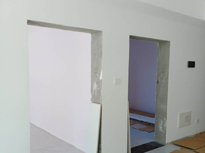 臥室套裝門(mén)安裝：到工地后，先清理干凈門(mén)洞及安裝現(xiàn)場(chǎng)，測(cè)量好門(mén)洞尺寸，再心中計(jì)劃好安裝方式，把門(mén)扇尺寸測(cè)量好，門(mén)頂板一般比實(shí)際門(mén)洞尺寸長(zhǎng)20-50 mm、裝門(mén)空隙6-8mm，用門(mén)頂板以門(mén)扇現(xiàn)場(chǎng)尺寸一邊釘2顆釘，把門(mén)框固定，把門(mén)洞的上下對(duì)角也用手唑打平。門(mén)框左右兩邊各釘四片拉片，把門(mén)框放入門(mén)洞內(nèi)，頂板中間前后各釘2片拉片。把門(mén)框放入門(mén)洞中央，兩邊分均勻，并用木屑把兩邊門(mén)框跟門(mén)洞之間的空隙，把合頁(yè)裝上門(mén)扇，注意好門(mén)扇與門(mén)框的平整度（留好線條位置），把門(mén)扇裝在固定的門(mén)框上，關(guān)好門(mén)，試好能否開(kāi)關(guān)自如，門(mén)頂板是否合適，另一邊板上下是否合線，用木屑?jí)|平門(mén)框，全部固定再試好門(mén)扇是否關(guān)開(kāi)自如。