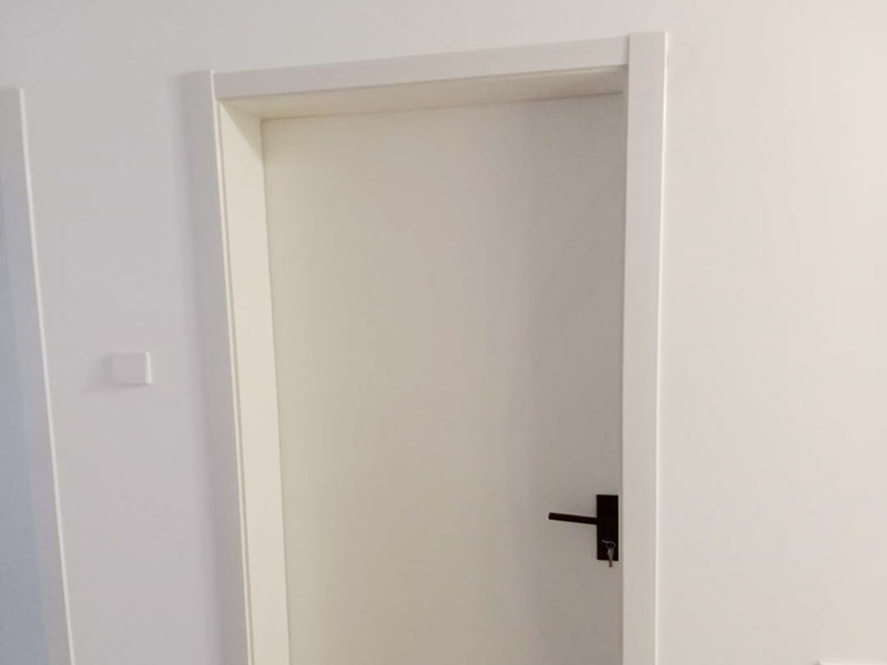 臥室套裝門(mén)安裝：到工地后，先清理干凈門(mén)洞及安裝現(xiàn)場(chǎng)，測(cè)量好門(mén)洞尺寸，再心中計(jì)劃好安裝方式，把門(mén)扇尺寸測(cè)量好，門(mén)頂板一般比實(shí)際門(mén)洞尺寸長(zhǎng)20-50 mm、裝門(mén)空隙6-8mm，用門(mén)頂板以門(mén)扇現(xiàn)場(chǎng)尺寸一邊釘2顆釘，把門(mén)框固定，把門(mén)洞的上下對(duì)角也用手唑打平。門(mén)框左右兩邊各釘四片拉片，把門(mén)框放入門(mén)洞內(nèi)，頂板中間前后各釘2片拉片。把門(mén)框放入門(mén)洞中央，兩邊分均勻，并用木屑把兩邊門(mén)框跟門(mén)洞之間的空隙，把合頁(yè)裝上門(mén)扇，注意好門(mén)扇與門(mén)框的平整度（留好線條位置），把門(mén)扇裝在固定的門(mén)框上，關(guān)好門(mén)，試好能否開(kāi)關(guān)自如，門(mén)頂板是否合適，另一邊板上下是否合線，用木屑?jí)|平門(mén)框，全部固定再試好門(mén)扇是否關(guān)開(kāi)自如。