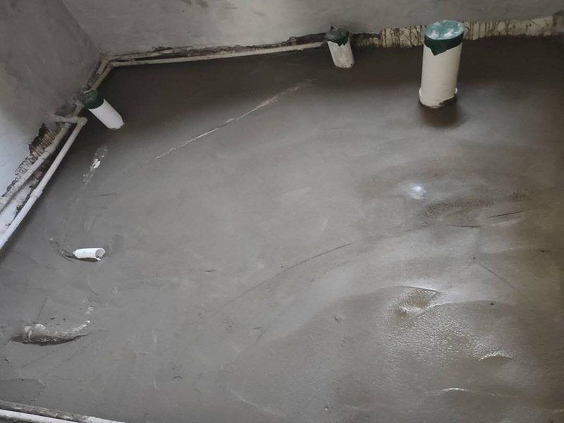 衛(wèi)生間地面找平施工：若地面基層尚可的情況下，可考慮選擇石膏地面找平法。因為地面整體還算平整，只有局部不平，使用這種方法可不增高地面，對層高不會有任何影響。而且施工簡單、快速，容易干燥。不過，不適合大面積地面找平。開始地面找平的第一步，對地面基層進行打磨處理，然后涂刷一遍界面劑，干燥后繼續(xù)涂刷第二遍;接著調(diào)配自流平水泥，使用工具來推，并借助滾筒工具來壓均勻，最后要保護地面等待完全干燥。