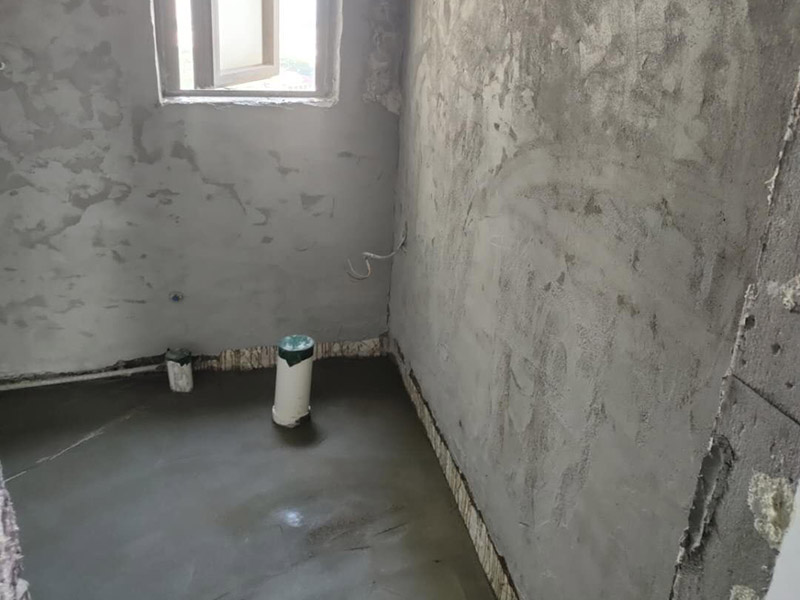 衛(wèi)生間地面找平施工：若地面基層尚可的情況下，可考慮選擇石膏地面找平法。因為地面整體還算平整，只有局部不平，使用這種方法可不增高地面，對層高不會有任何影響。而且施工簡單、快速，容易干燥。不過，不適合大面積地面找平。開始地面找平的第一步，對地面基層進行打磨處理，然后涂刷一遍界面劑，干燥后繼續(xù)涂刷第二遍;接著調(diào)配自流平水泥，使用工具來推，并借助滾筒工具來壓均勻，最后要保護地面等待完全干燥。