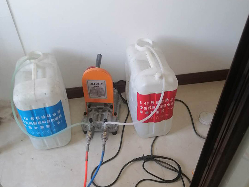 衛(wèi)生間漏水維修:1、清理：把衛(wèi)生間地上，墻面清潔潔凈，重點是水管根部與地磚結(jié)合處，地漏周邊，馬桶，潔具與地磚的結(jié)合處，四邊墻根，把塵垢用毛刷或鋼絲刷清理潔凈，曬干！這一步非常重要！ 2、添補：把地漏，水管，潔具，這些與地磚結(jié)合處，及四周墻根處，墻面地上較顯著的裂縫處，悉數(shù)用水泥砂漿，或許勾縫劑從頭批刮添補一下，要求要細心、完好、無遺失、批刮平整、密實！然后曬干！ 3、涂刷：把&ldquo;清泉衛(wèi)生間抗?jié)B補漏劑&rdquo;開蓋倒在衛(wèi)生間的地上上，用木板，或許刮板由中心向四周均勻刮開，至到刮滿整個衛(wèi)生間地上，要求吸收均勻，飽滿！ 4、擦干：等候半個小時到1個小時后把衛(wèi)生間地上殘留的多余的抗?jié)B補漏劑擦干就能夠了。 5、保養(yǎng)：在施工后12個小時內(nèi)不要有明水沖淋，浸泡，假如要做閉水實驗盡量比及24小時今后，再做查驗。