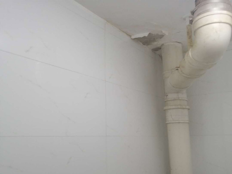 衛(wèi)生間漏水維修:1、清理：把衛(wèi)生間地上，墻面清潔潔凈，重點是水管根部與地磚結(jié)合處，地漏周邊，馬桶，潔具與地磚的結(jié)合處，四邊墻根，把塵垢用毛刷或鋼絲刷清理潔凈，曬干！這一步非常重要！ 2、添補：把地漏，水管，潔具，這些與地磚結(jié)合處，及四周墻根處，墻面地上較顯著的裂縫處，悉數(shù)用水泥砂漿，或許勾縫劑從頭批刮添補一下，要求要細心、完好、無遺失、批刮平整、密實！然后曬干！ 3、涂刷：把&ldquo;清泉衛(wèi)生間抗?jié)B補漏劑&rdquo;開蓋倒在衛(wèi)生間的地上上，用木板，或許刮板由中心向四周均勻刮開，至到刮滿整個衛(wèi)生間地上，要求吸收均勻，飽滿！ 4、擦干：等候半個小時到1個小時后把衛(wèi)生間地上殘留的多余的抗?jié)B補漏劑擦干就能夠了。 5、保養(yǎng)：在施工后12個小時內(nèi)不要有明水沖淋，浸泡，假如要做閉水實驗盡量比及24小時今后，再做查驗。