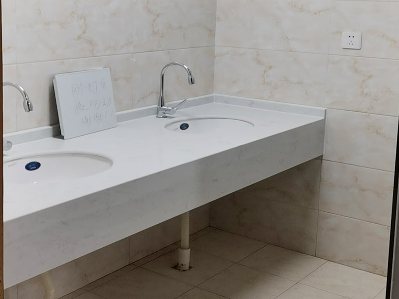 浴室洗手臺裝修：不管是哪種獨(dú)立洗手臺，安裝的高度都非常重要，若是水龍頭的水流過強(qiáng)，而你的獨(dú)立洗手臺的深度很淺的話，這時(shí)候水就會(huì)濺到你身上了。所在安裝的時(shí)候必須留有足夠的深度，同時(shí)底部也要有適當(dāng)?shù)幕《?，給水流一個(gè)緩沖的時(shí)間。挑好獨(dú)立洗手臺后，要安排好排水和水管的位置，看獨(dú)立洗手臺與管道連接是否牢固，否則的話管道不通，還有另外接到好幾條管道。