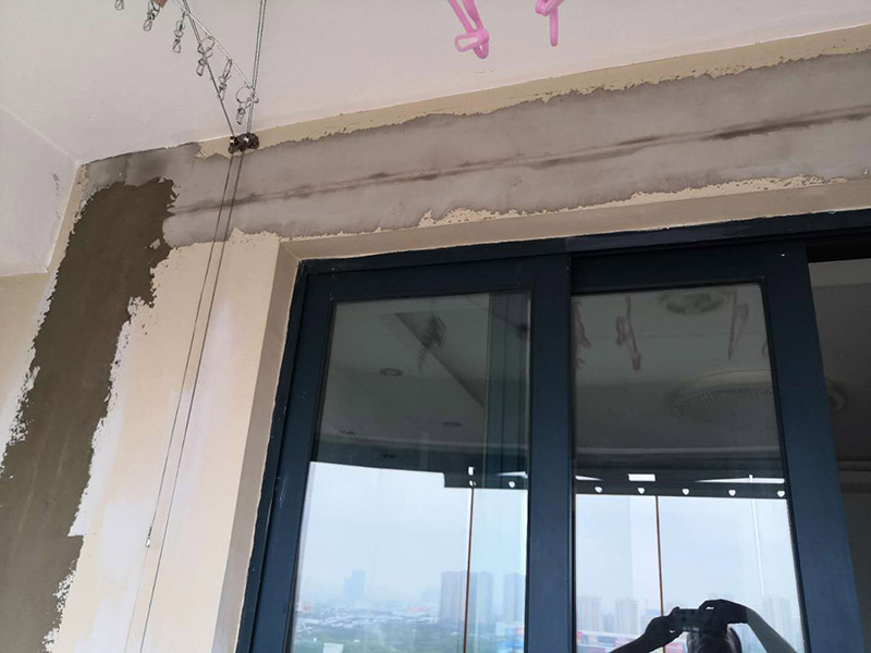 陽(yáng)臺(tái)水電改造:開關(guān)插座的位置和水路接口的位置，水電定位需要根據(jù)用戶的需求來(lái)決定。配電箱控制了家中的用電，在安裝設(shè)計(jì)上需要考慮到日后使用方便以及隱蔽安全和外來(lái)主線直接相連等問(wèn)題，注意電氣線路不可隱藏在建筑承重墻、柱內(nèi)。在插座和開關(guān)燈具燈設(shè)計(jì)上，需要考慮到室內(nèi)的可變性。不同的空間的使用情況是不一樣的，所以要減少部分使用者在使用過(guò)程中的再規(guī)劃設(shè)計(jì)的障礙，電器設(shè)備的移動(dòng)對(duì)用電、用水的影響，同時(shí)要注意新埋線和換線的價(jià)格是不一樣的。