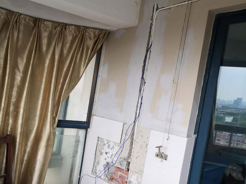 陽(yáng)臺(tái)水電改造:開關(guān)插座的位置和水路接口的位置，水電定位需要根據(jù)用戶的需求來(lái)決定。配電箱控制了家中的用電，在安裝設(shè)計(jì)上需要考慮到日后使用方便以及隱蔽安全和外來(lái)主線直接相連等問(wèn)題，注意電氣線路不可隱藏在建筑承重墻、柱內(nèi)。在插座和開關(guān)燈具燈設(shè)計(jì)上，需要考慮到室內(nèi)的可變性。不同的空間的使用情況是不一樣的，所以要減少部分使用者在使用過(guò)程中的再規(guī)劃設(shè)計(jì)的障礙，電器設(shè)備的移動(dòng)對(duì)用電、用水的影響，同時(shí)要注意新埋線和換線的價(jià)格是不一樣的。