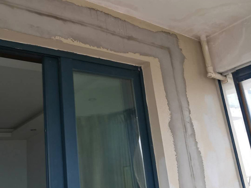 陽(yáng)臺(tái)水電改造:開關(guān)插座的位置和水路接口的位置，水電定位需要根據(jù)用戶的需求來(lái)決定。配電箱控制了家中的用電，在安裝設(shè)計(jì)上需要考慮到日后使用方便以及隱蔽安全和外來(lái)主線直接相連等問(wèn)題，注意電氣線路不可隱藏在建筑承重墻、柱內(nèi)。在插座和開關(guān)燈具燈設(shè)計(jì)上，需要考慮到室內(nèi)的可變性。不同的空間的使用情況是不一樣的，所以要減少部分使用者在使用過(guò)程中的再規(guī)劃設(shè)計(jì)的障礙，電器設(shè)備的移動(dòng)對(duì)用電、用水的影響，同時(shí)要注意新埋線和換線的價(jià)格是不一樣的。