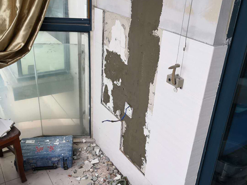 陽(yáng)臺(tái)水電改造:開關(guān)插座的位置和水路接口的位置，水電定位需要根據(jù)用戶的需求來(lái)決定。配電箱控制了家中的用電，在安裝設(shè)計(jì)上需要考慮到日后使用方便以及隱蔽安全和外來(lái)主線直接相連等問(wèn)題，注意電氣線路不可隱藏在建筑承重墻、柱內(nèi)。在插座和開關(guān)燈具燈設(shè)計(jì)上，需要考慮到室內(nèi)的可變性。不同的空間的使用情況是不一樣的，所以要減少部分使用者在使用過(guò)程中的再規(guī)劃設(shè)計(jì)的障礙，電器設(shè)備的移動(dòng)對(duì)用電、用水的影響，同時(shí)要注意新埋線和換線的價(jià)格是不一樣的。