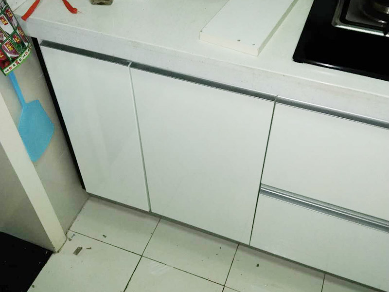 櫥柜門更換維修：首先要固定上軌道。軌道前飾面與柜櫥表面在同一平面，上導軌平放在預留位置。然后，將兩扇門放入導軌，使用水平或垂直尺測量門框的垂直度，調(diào)整上下導軌位置并固定。再次檢查門體是否與兩面平行，我們可以調(diào)整底輪，調(diào)整門體，達到邊框和兩邊的水平；最后將防跳裝置固定好。