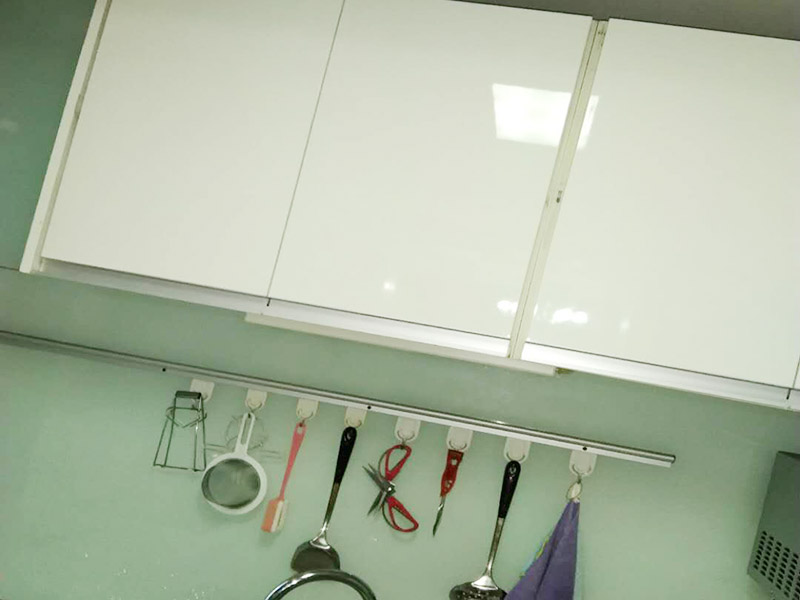 櫥柜門更換維修：首先要固定上軌道。軌道前飾面與柜櫥表面在同一平面，上導軌平放在預留位置。然后，將兩扇門放入導軌，使用水平或垂直尺測量門框的垂直度，調(diào)整上下導軌位置并固定。再次檢查門體是否與兩面平行，我們可以調(diào)整底輪，調(diào)整門體，達到邊框和兩邊的水平；最后將防跳裝置固定好。