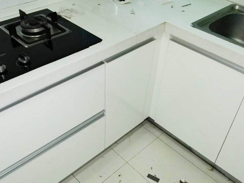 櫥柜門更換維修：首先要固定上軌道。軌道前飾面與柜櫥表面在同一平面，上導軌平放在預留位置。然后，將兩扇門放入導軌，使用水平或垂直尺測量門框的垂直度，調(diào)整上下導軌位置并固定。再次檢查門體是否與兩面平行，我們可以調(diào)整底輪，調(diào)整門體，達到邊框和兩邊的水平；最后將防跳裝置固定好。