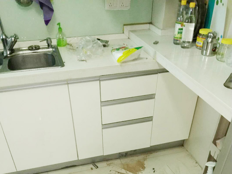 櫥柜門更換維修：首先要固定上軌道。軌道前飾面與柜櫥表面在同一平面，上導軌平放在預留位置。然后，將兩扇門放入導軌，使用水平或垂直尺測量門框的垂直度，調(diào)整上下導軌位置并固定。再次檢查門體是否與兩面平行，我們可以調(diào)整底輪，調(diào)整門體，達到邊框和兩邊的水平；最后將防跳裝置固定好。